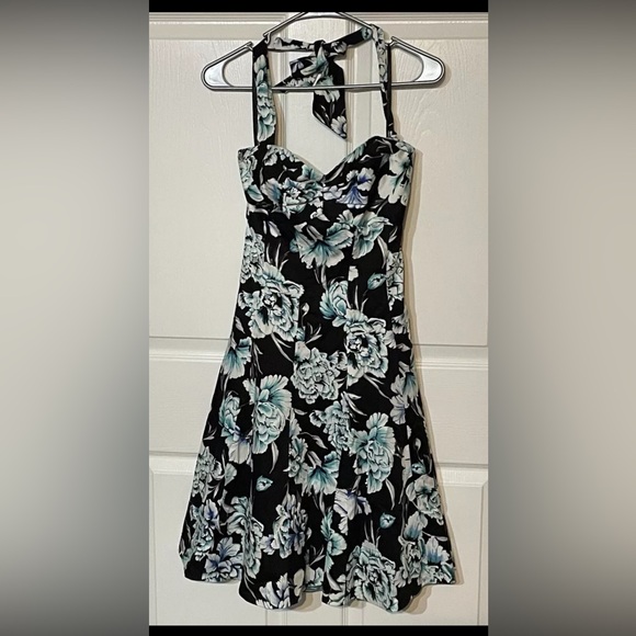 White House Black Market Dresses & Skirts - White House Black Market Pin-Up Size 8 Floral Halter Dress w/ Removable Straps